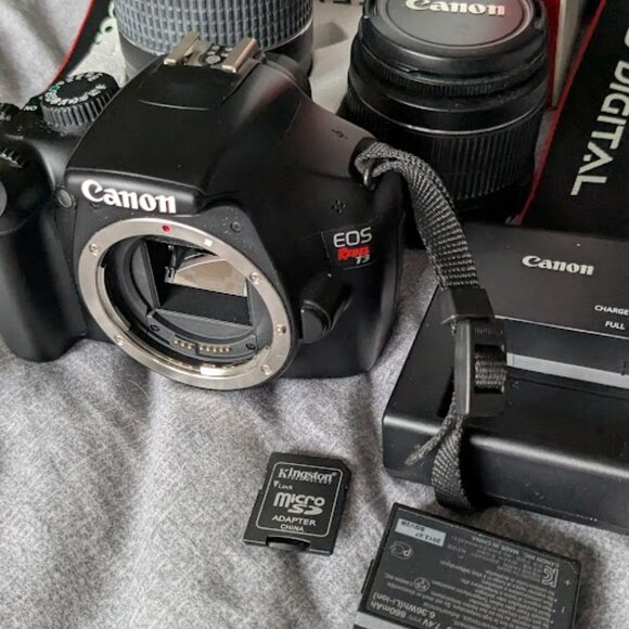 Canon Camera with 2 lenses memory card, original Charger, + Bag - Picture 6 of 11